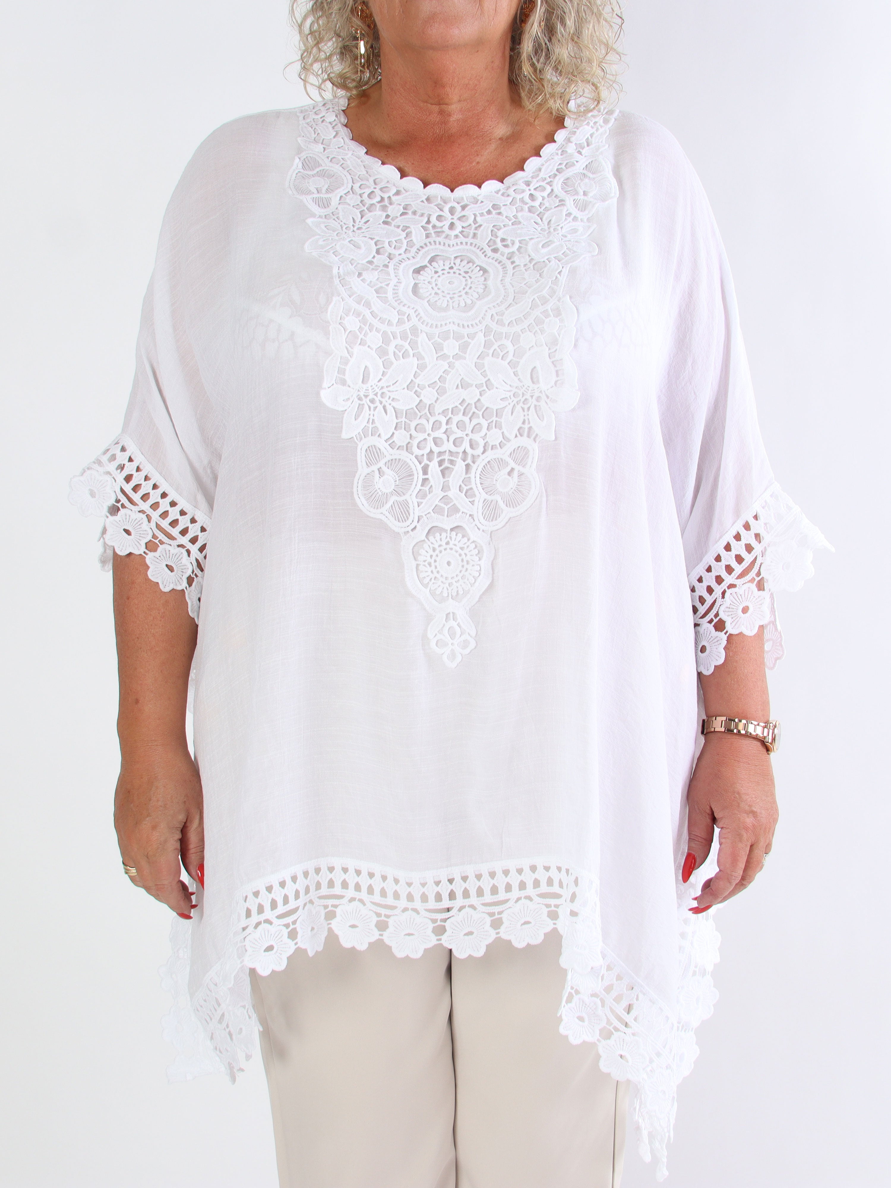 Elena - Blød plus size tunika i bomuld med fine broderinger